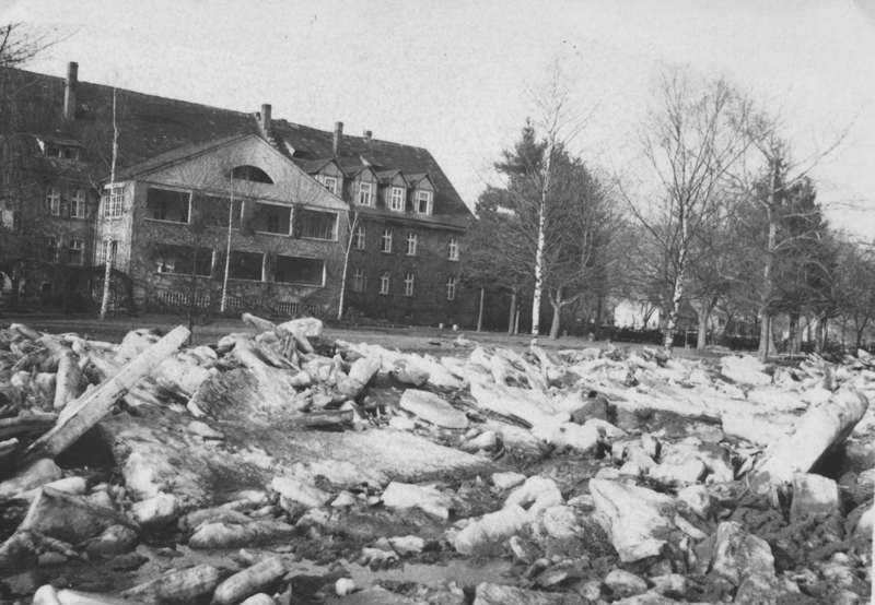Eisschollen am evangelischen Landwohnheim